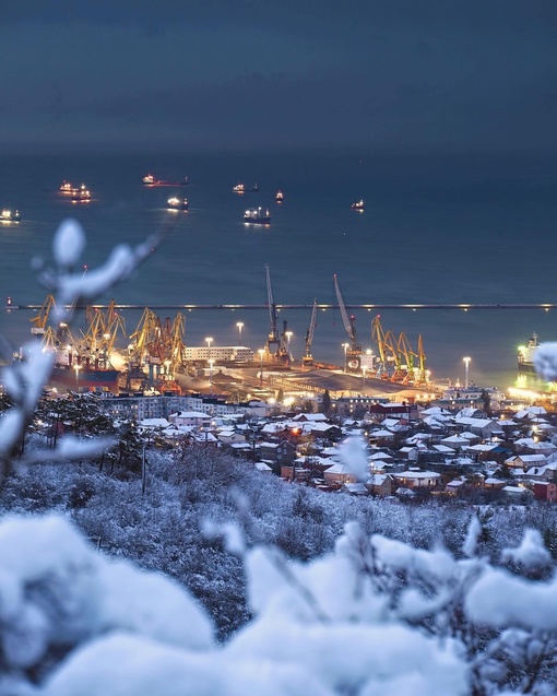 Новороссийск, припорошенный снегом 😍❄️  Фото..