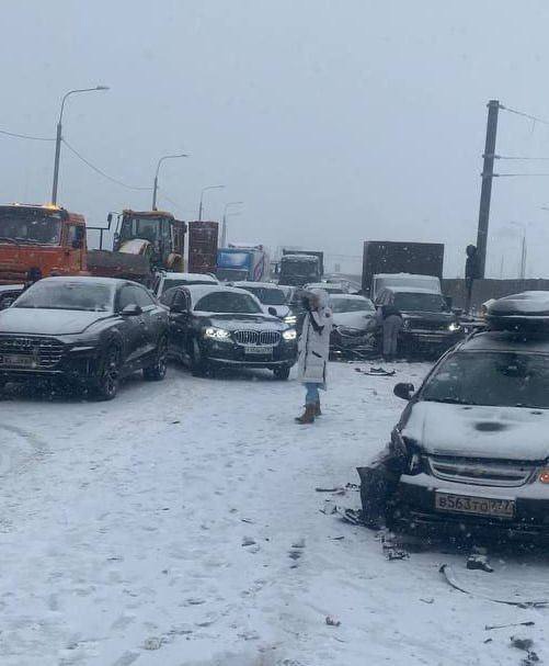 Массовая авария с участием 17 машин произошла на Новорижском шоссе. Обошлось без..