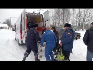 Не успели грянуть морозы, а рыбаки уже на льду.  В подмосковной деревне Фёдоровское мужчина во время рыбалки..