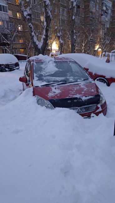 🌨️ Красноярск за ночь завалило «аномальным» количеством снега.  Это утро выдалось одинаково непростым для..