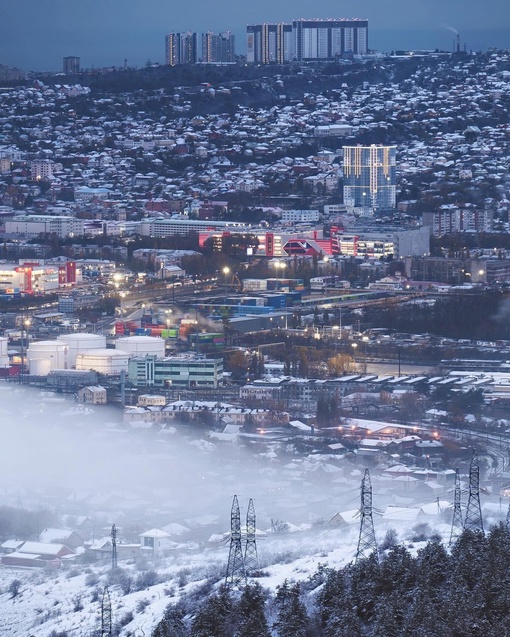 Новороссийск, припорошенный снегом 😍❄️  Фото..