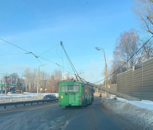 На Оренбургском тракте столб упал на троллейбус.  Лица пассажиров..