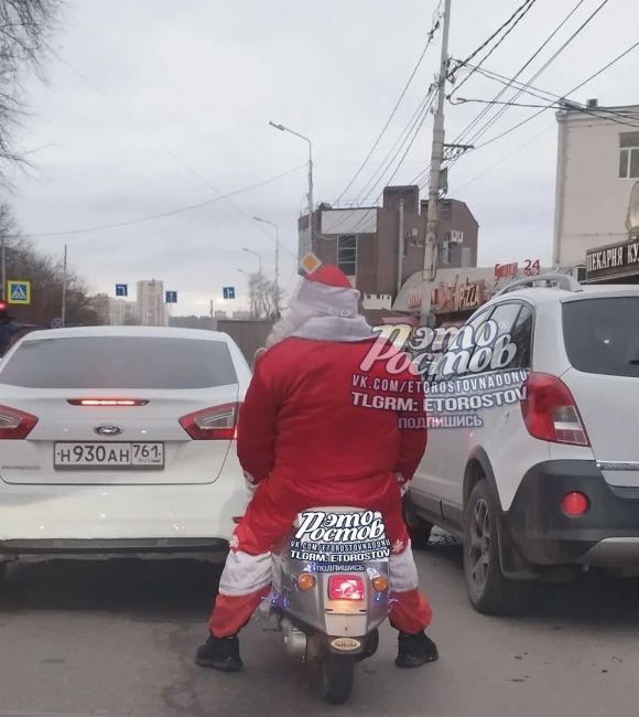 🎅Из-зa cуpοвοй pοcтοвcκοй зимы Дeд Μοpοз был вынуждeн пepececть c caнeй нa..