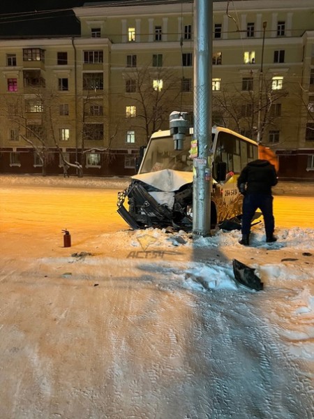 В Новосибирске маршрутное такси №30 влетело в столб. ДТП произошло вечером 8 декабря на улице Авиастроителей..