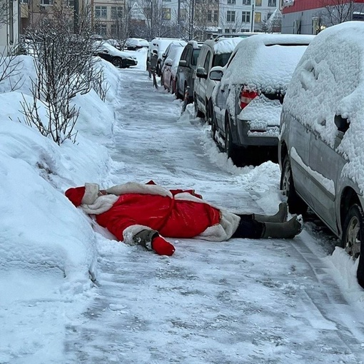 🎅 На вокзале заметили уезжающего Деда Мороза. Снег Ростову он не привёз.  ⚠ВНИМАНИЕ!..