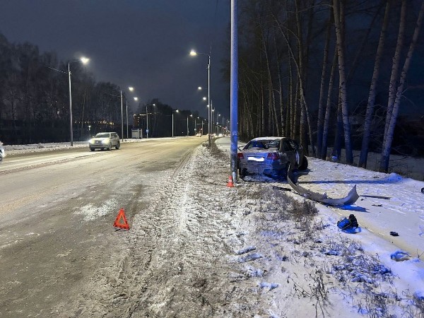 На Добросельской Хонда врезалась в опору освещения  Пострадали женщина и ребенок  Вчера, в 16:40, водитель 1997..