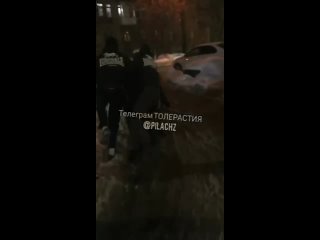 В Петербурге избили таджика, который решил сходить на свидание с 13-летней девочкой  21-летний мигрант решил,..