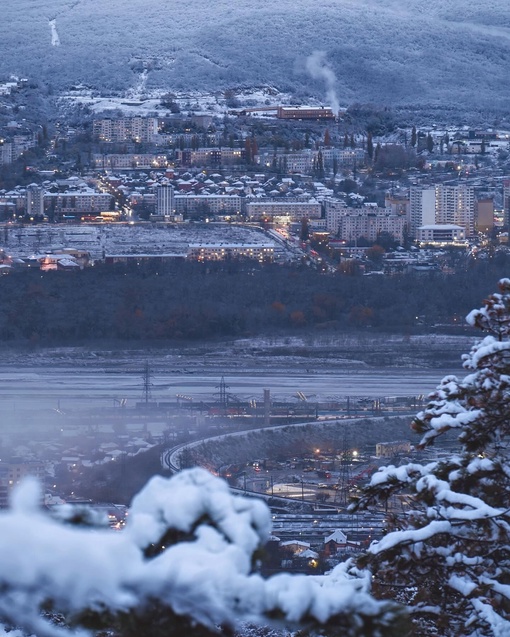 Новороссийск, припорошенный снегом 😍❄️  Фото..