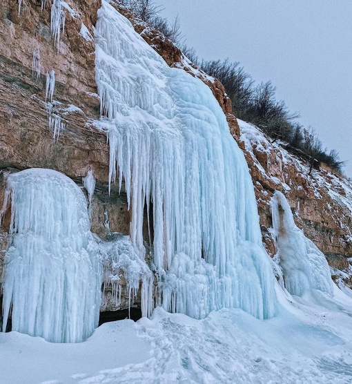 Застывшие водопады на Волге в Камско-Устьинском районе Татарстана..