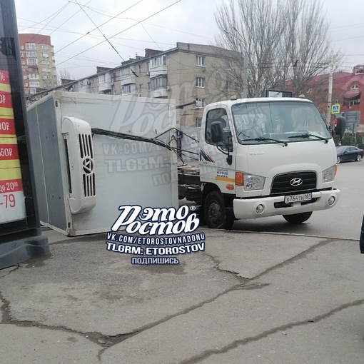 🚨 На Стачки/Спартаковской грузовик уронил фургон перед пешеходным переходом. Плюс..