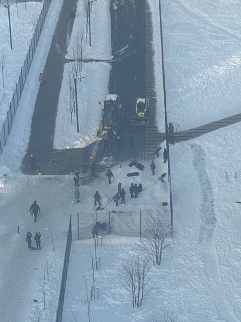 В ЖК Одинцово-1 приехал трактор, чтобы сломать самодельную горку.  Но всё пошло не по плану: дети встали на..