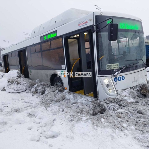 Появились кадры последствий вылета автобуса с пассажирами в кювет в Самаре 
ЧП на Красноглинском шоссе 
В..