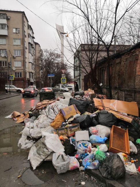 Новый год пришел, а проблемы остались.  На пересечении Грибоедовского и Гоголевской просто огромная свалка..