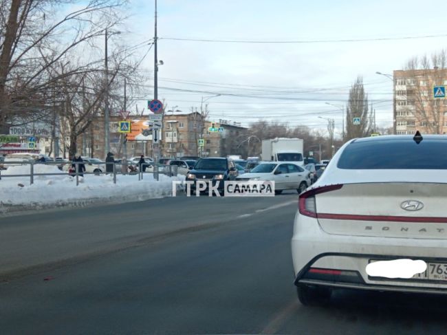 ДТП легковушек парализовало Московское шоссе в Самаре  Вместо обеда – дорожный затор  ДТП спровоцировало..