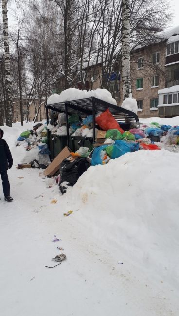 Анонимно пожалуйста. Это у нас В Осинова. Почему не забирают мусор. Дорога открыта Машины не приезжают. Не..