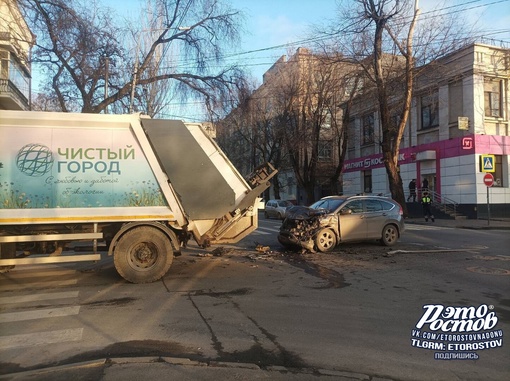 🚨 Кроссовер влетел в мусоровоз сегодня на Текучева. О пострадавших не..