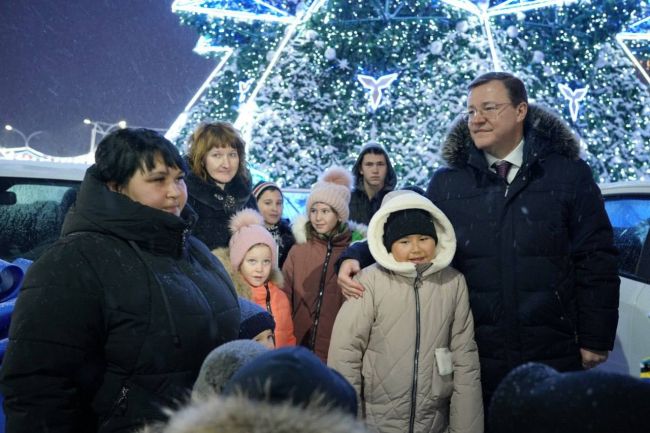 В Самаре вручили новые «Лада Веста» многодетным семьям  Глава региона Дмитрий Азаров поздравил земляков с..