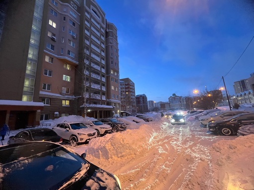 Вот такая вот ситуация, во дворе дома на Габдуллы Кариева 6, три дня ни кто не убирает, только жильцы своими..