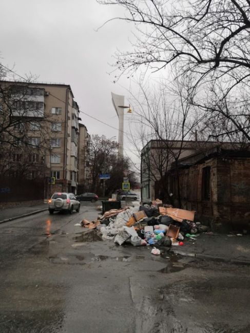 Новый год пришел, а проблемы остались.  На пересечении Грибоедовского и Гоголевской просто огромная свалка..