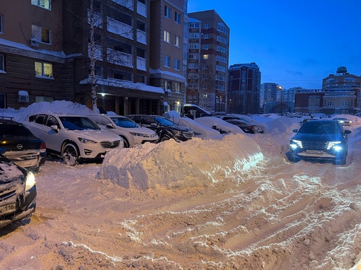 Вот такая вот ситуация, во дворе дома на Габдуллы Кариева 6, три дня ни кто не убирает, только жильцы своими..