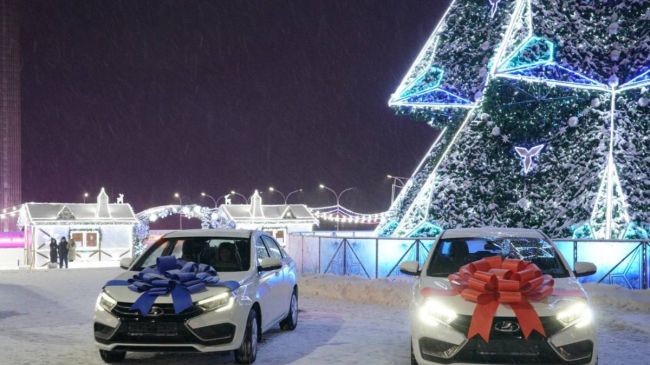 В Самаре вручили новые «Лада Веста» многодетным семьям  Глава региона Дмитрий Азаров поздравил земляков с..