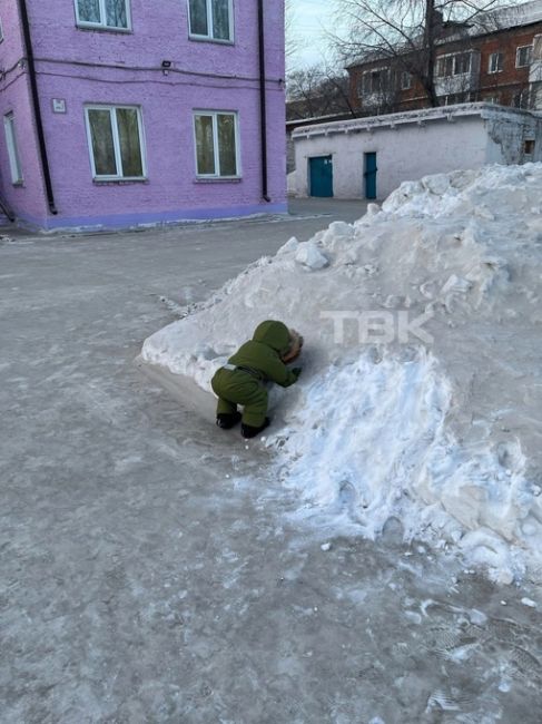 Снег стал черным из-за выбросов  Жители Ачинска пожаловались на черный снег и темный осадок на машинах. По..