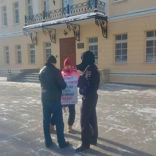 В Екатеринбурге жительница Сысерти вышла в одиночный пикет.  Акция проходила у здания администрации..
