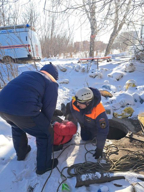 Мужчина упал в колодец в Бердске и пролежал там два дня  Пока его не заметили прохожие и не вызвали..