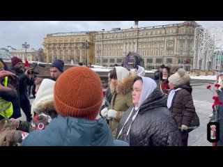 Акция родственниц мобилизованных проходит в Москве  Женщины выступают против бессрочной мобилизации..