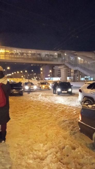 На проспекте (где Олимп) стоят бомбилы в три ряда. Куда должен подъехать автобус? 🤔
Это было 20:10 по..