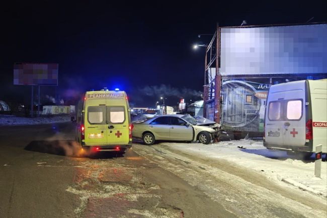 В Новосибирске иномарка врезалась в столб: погиб водитель  ДТП произошло около 3.00 утра 23 февраля  в..