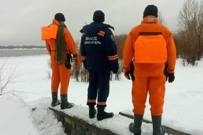 В Новосибирске на льду реки Оби обнаружили тело мужчины  Тело 27-летнего молодого человека нашли на льду реки..