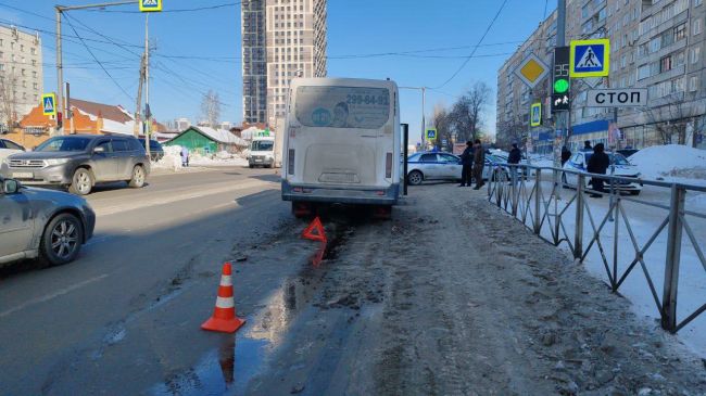 Пять пассажиров маршрутки получили травмы в ДТП в Новосибирске  Все случилось сегодня на улице Никитина...