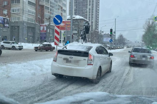 В Новосибирске внедорожник снес светофор после ДТП с иномаркой  В Новосибирске внедорожник Mitsubishi Outlander снес..