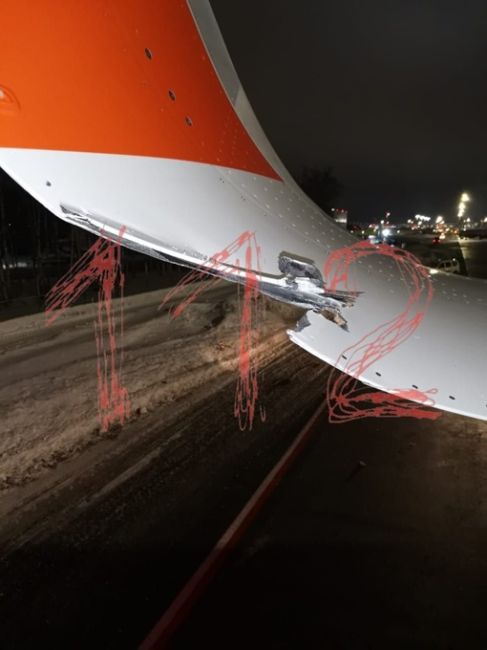 В Шереметьево самолёт с пассажирами зацепил самоходный трап.  Приземлился самолет хорошо, но во буксировки..