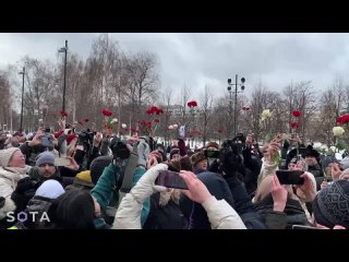 Акция родственниц мобилизованных проходит в Москве  Женщины выступают против бессрочной мобилизации..