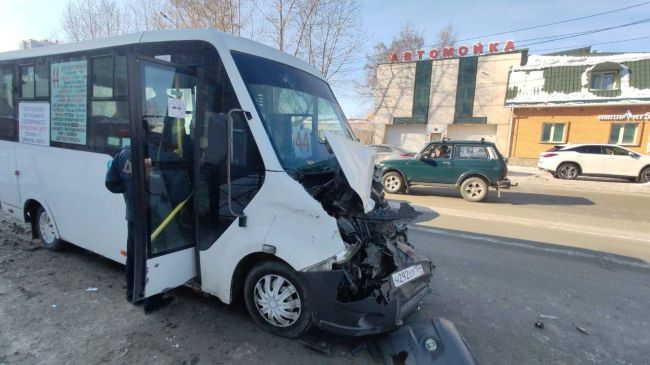 Пять пассажиров маршрутки получили травмы в ДТП в Новосибирске  Все случилось сегодня на улице Никитина...