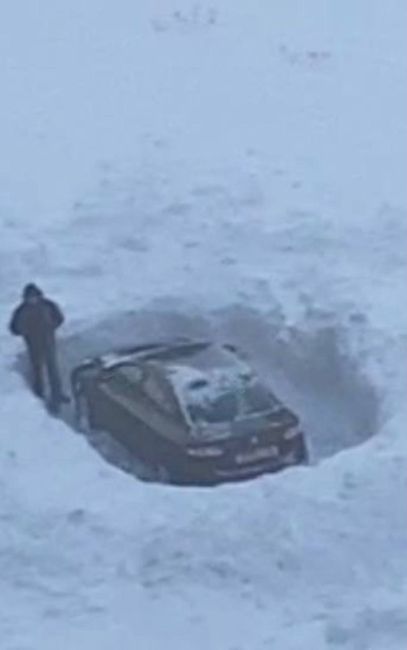 Замечено в Азино. Легче дождаться весны, чем выехать..