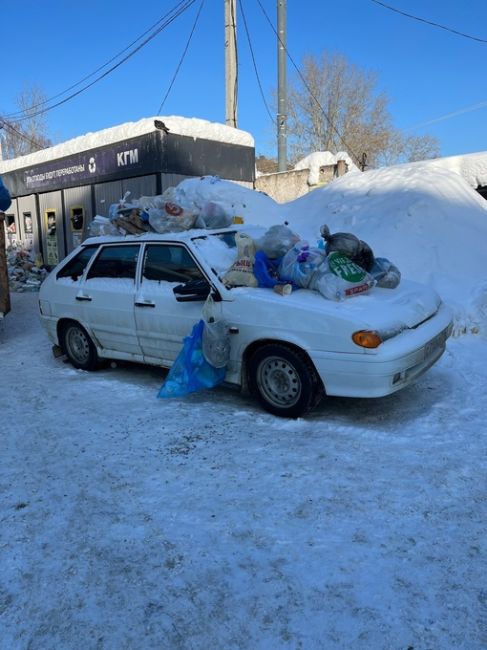 Казанцы наказали водителя, который бросил свою тачку возле мусорных..