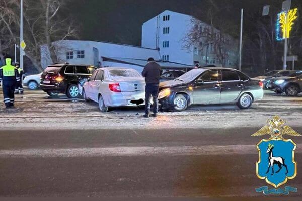 В Самаре столкнулись три автомобиля, пострадала пассажирка одного из них  Авария произошла вечером 12..