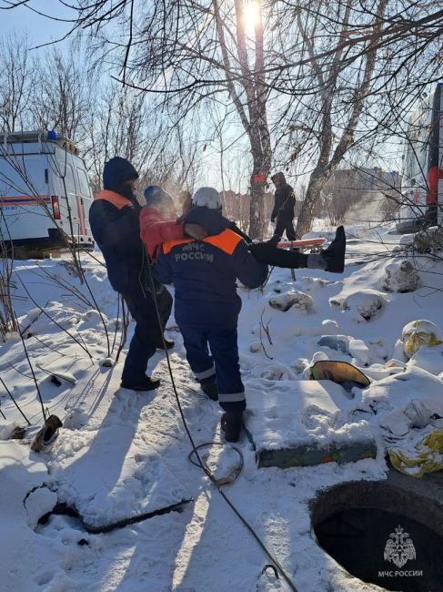 Мужчина упал в колодец в Бердске и пролежал там два дня  Пока его не заметили прохожие и не вызвали..