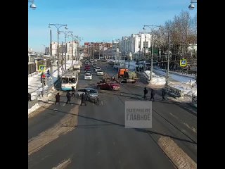 В центре Екатеринбурга случилось серьезное ДТП  Несколько автомобилей столкнулись у Центрального стадиона..