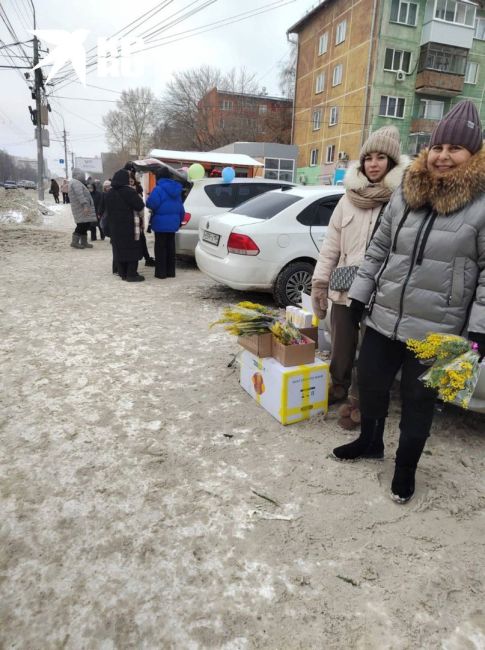 Какой-то тюльпановый бум в Новосибирске. 8 марта на носу, поэтому торговцы цветами переходят в наступление...