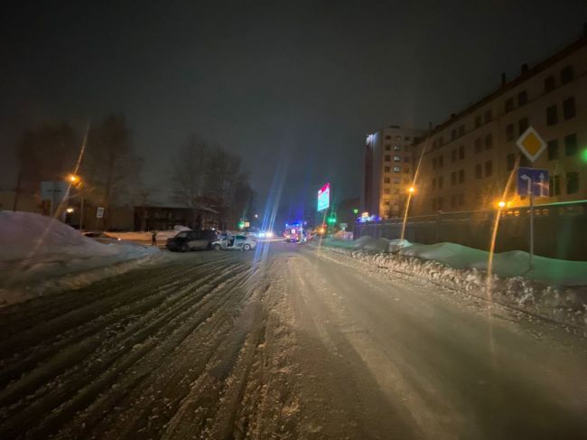 Трое детей пострадали в аварии на Объединения в Новосибирске  Все случилось вчера поздно вечером. Honda..