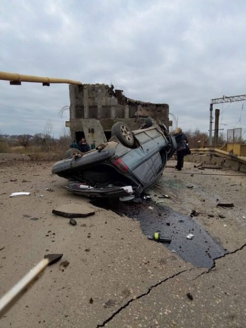 Путепровод обрушился в городе Вязьма Смоленской областиВ этот момент на мосту находились легковушка и..