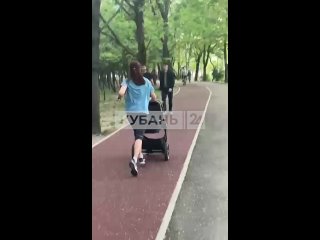 Очень спортивную мамочку встретили наши подписчики в парке на Дмитриевской дамбе в..