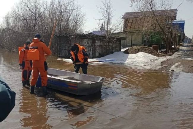 Из-за паводка затопило несколько дачных участков в Новосибирске  Из-за разлива реки пострадали СНТ..