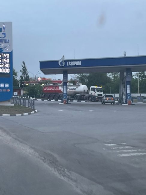 😡 Недолитый клиентам бензин сливают в канистру на заправке Роснефть на пересечении Стачки/Малиновского...