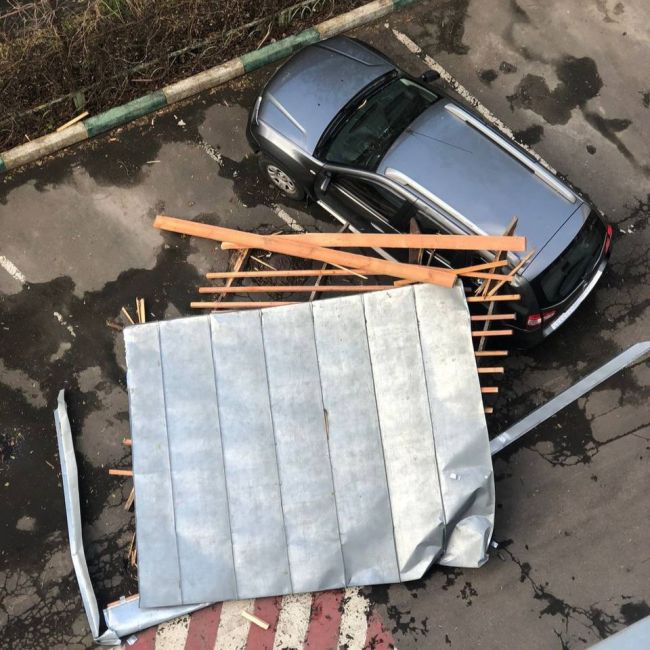 Жилой фонд из-за урагана упал на крышу авто на..