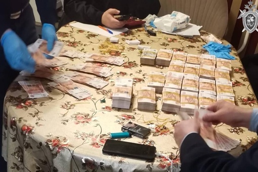 💰Больше 44 миллионов рублей и 300 000 долларов нашли следователи в квартире Шахина, который из-за парковки..